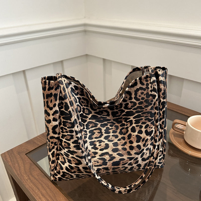 Fashionable leopard print tote bag