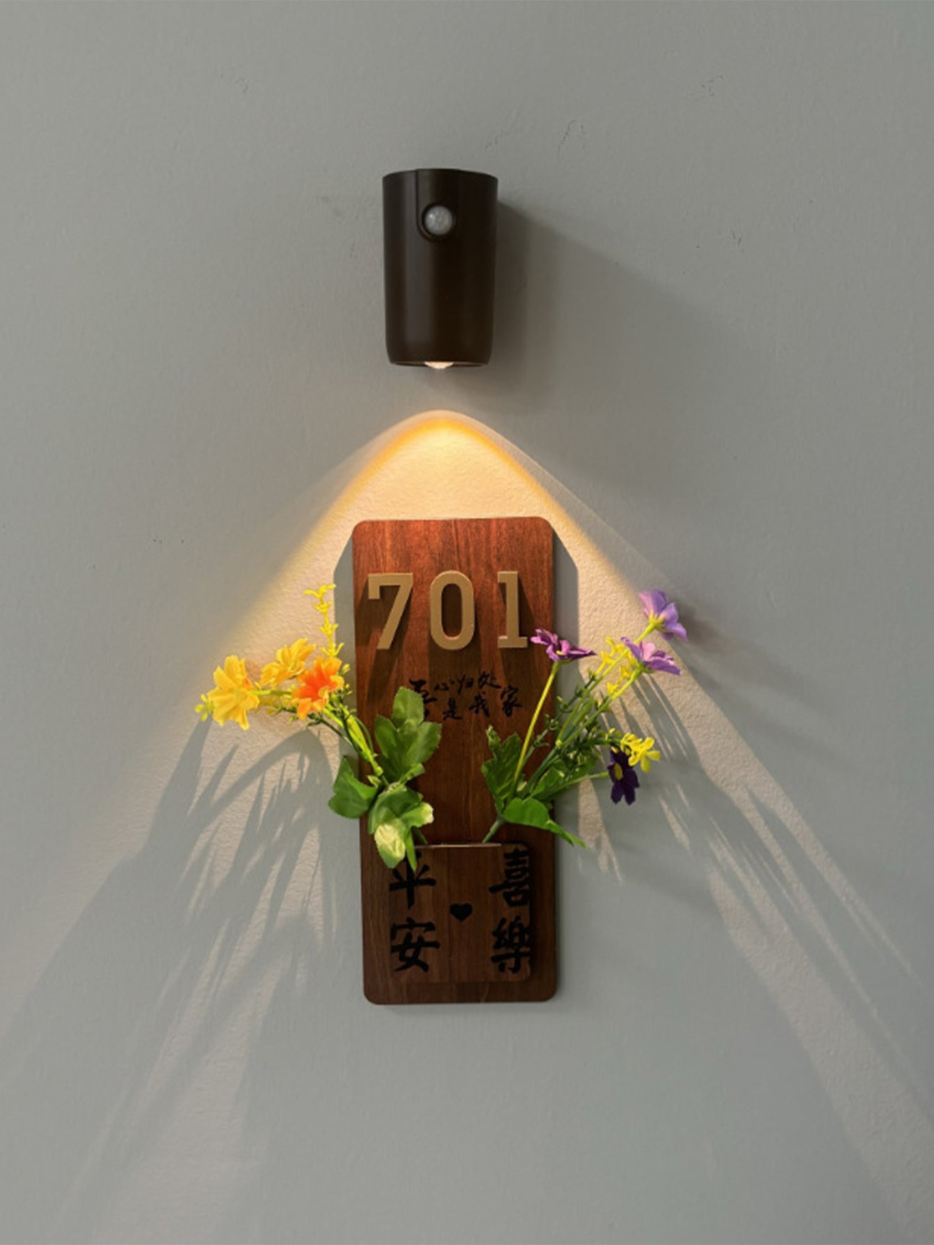 Smart induction doorplate light