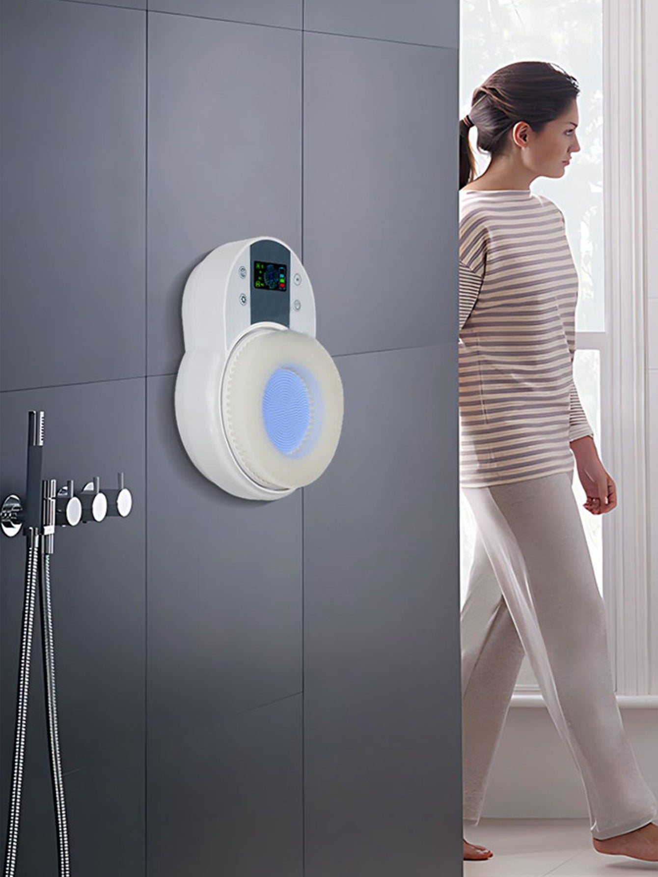 Wall-mounted electric bath scrubber
