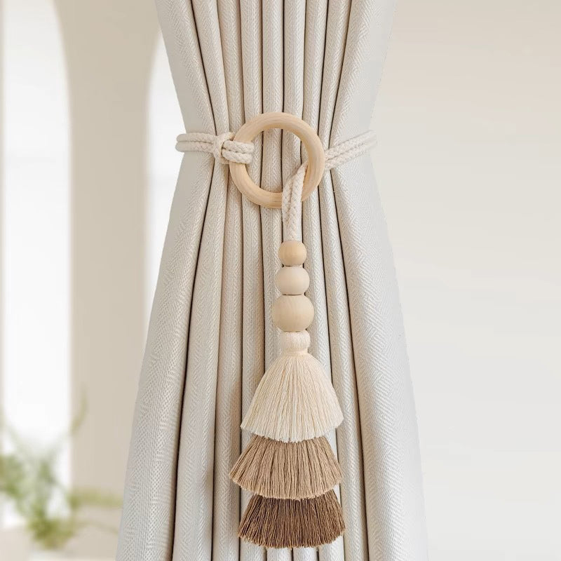 Simple adjustable curtain tie