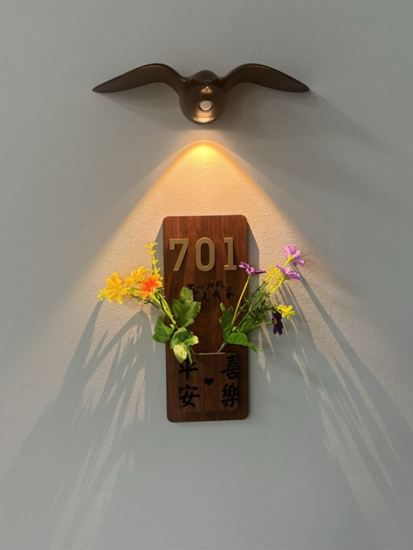 Smart induction doorplate light