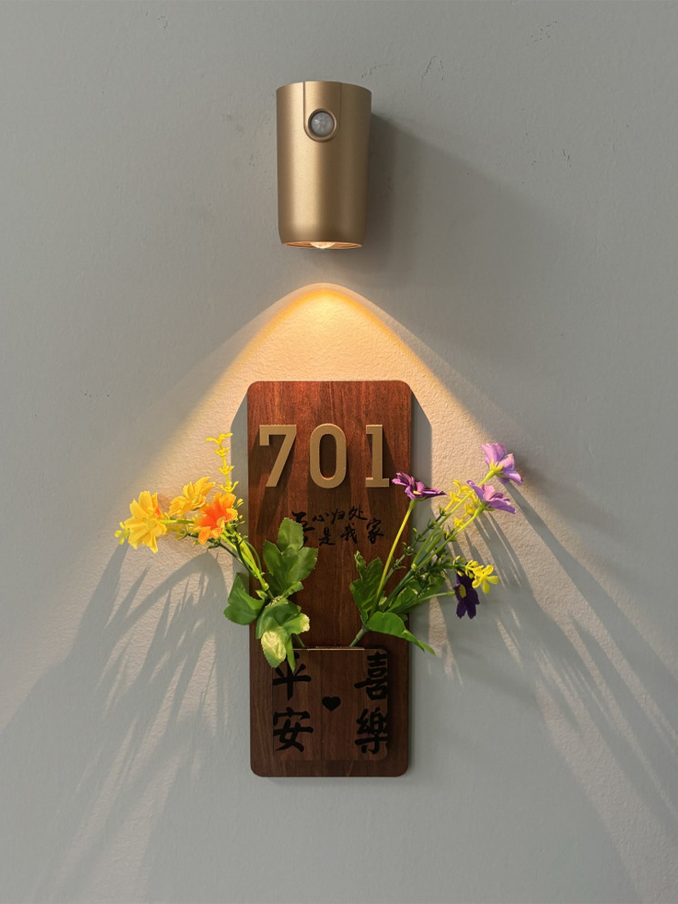 Smart induction doorplate light