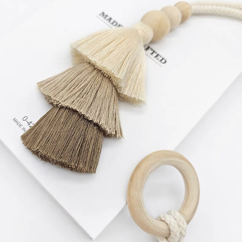 Simple adjustable curtain tie