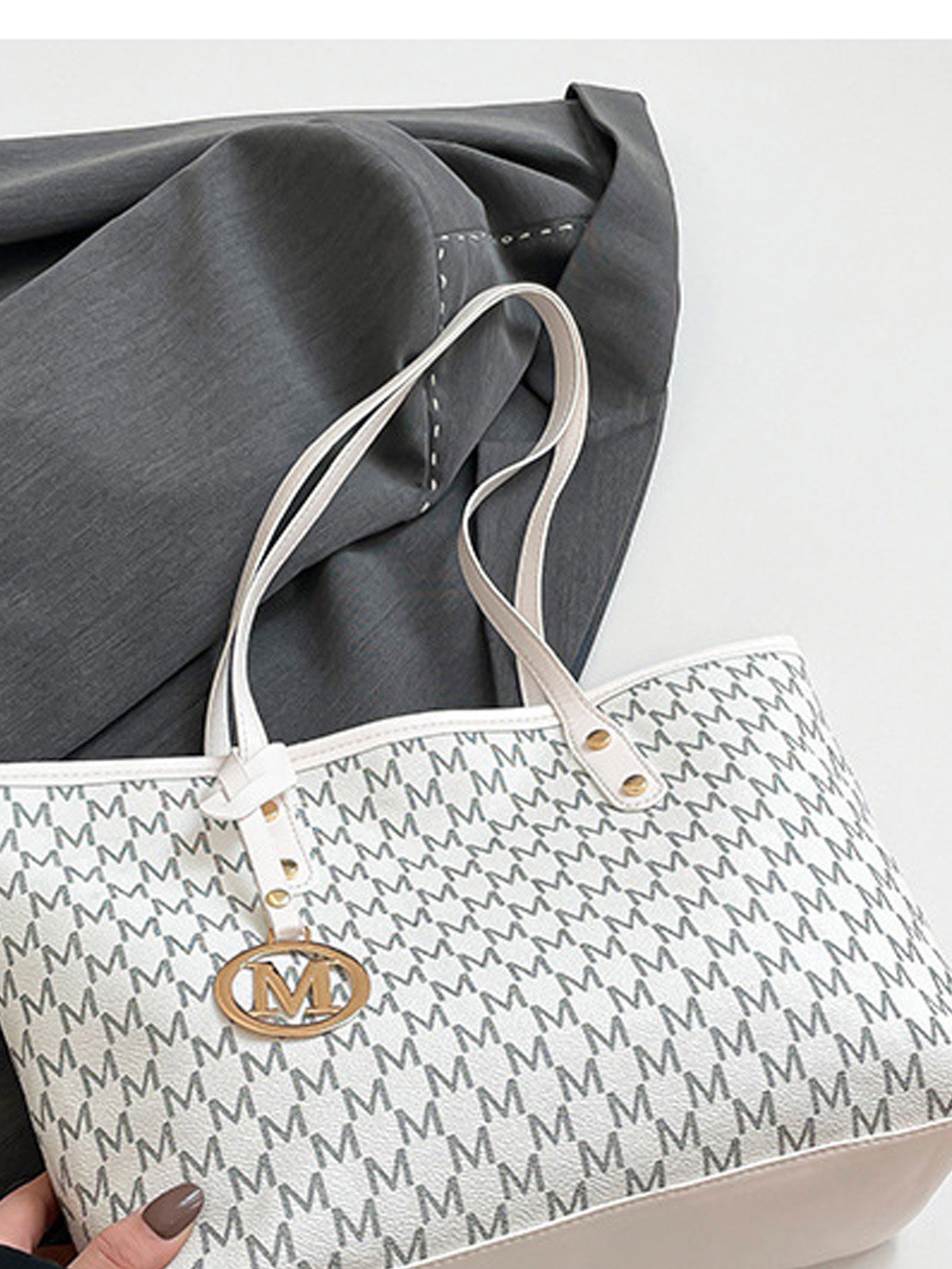 Fashionable retro commuter tote bag