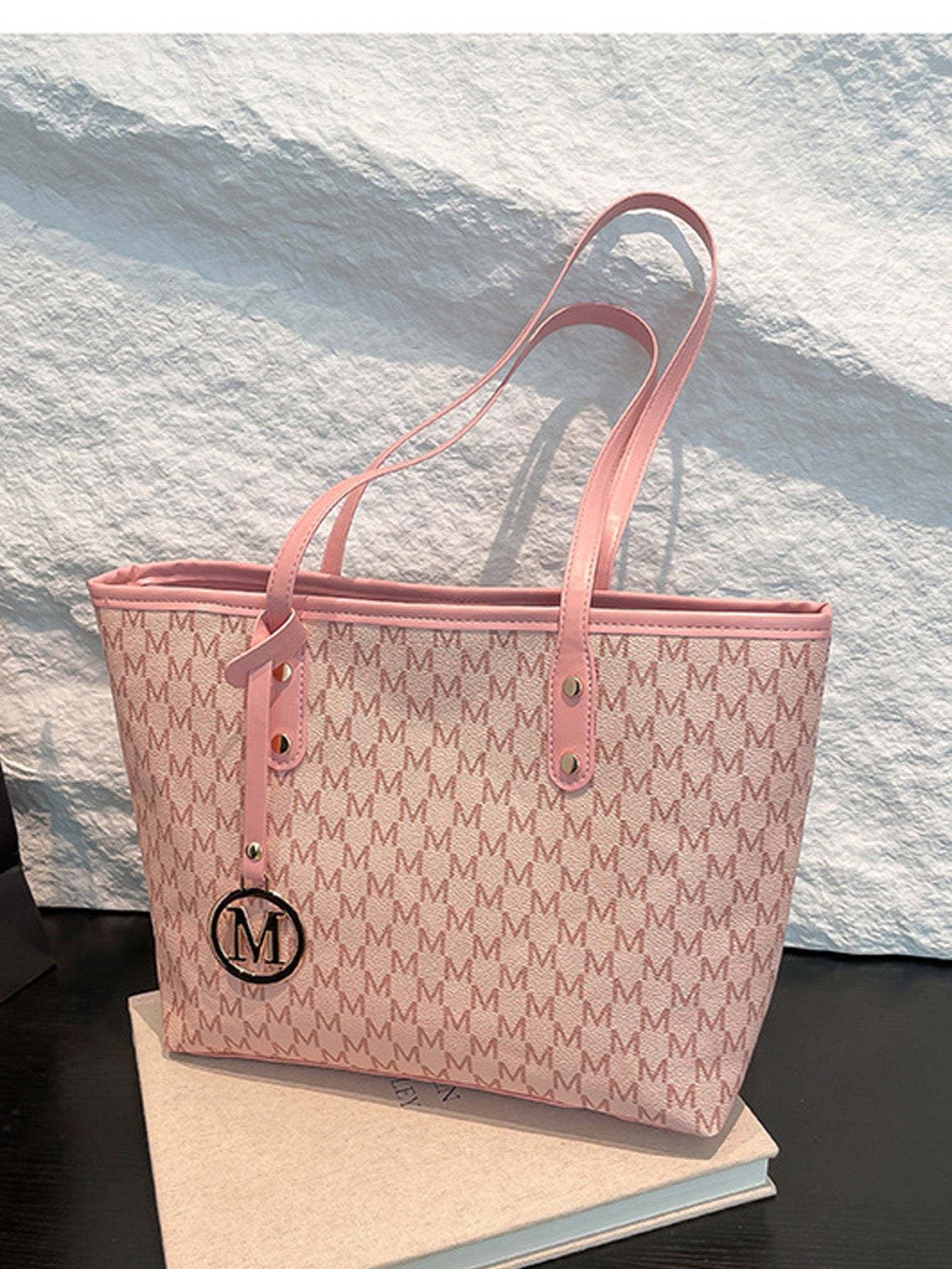 Fashionable retro commuter tote bag