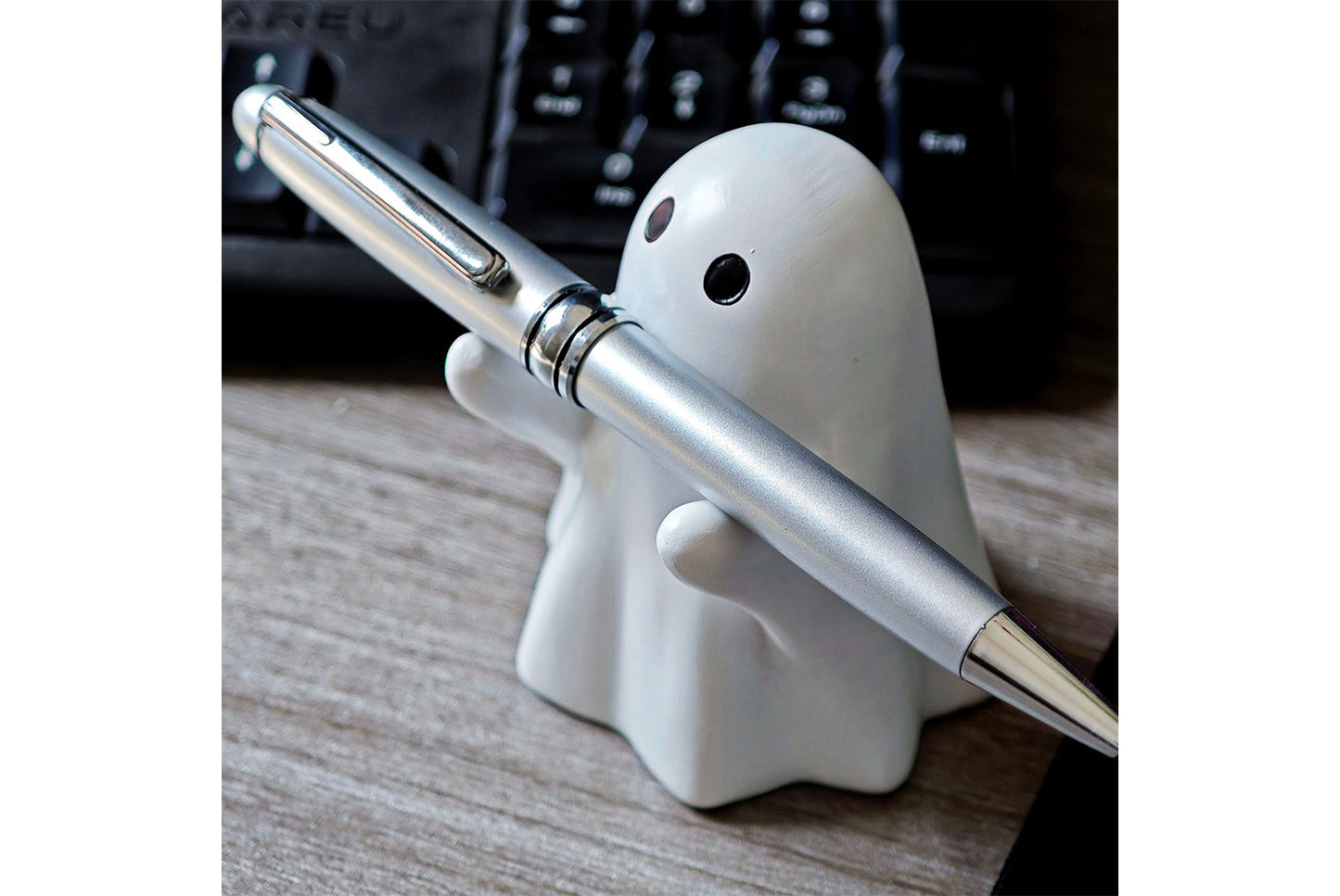 **Ghost Pen Holder Ornament | Resin Desktop Storage Creative Gift**