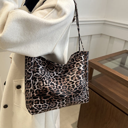 Fashionable leopard print tote bag