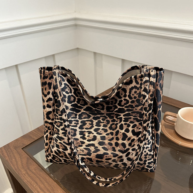Fashionable leopard print tote bag