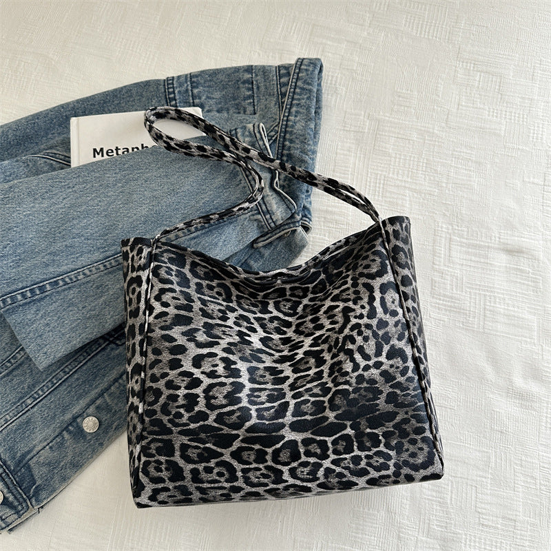 Fashionable leopard print tote bag