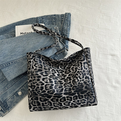 Fashionable leopard print tote bag
