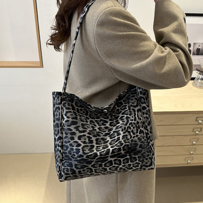 Fashionable leopard print tote bag