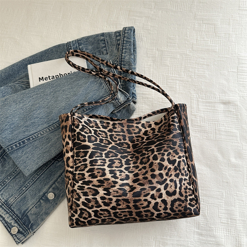 Fashionable leopard print tote bag