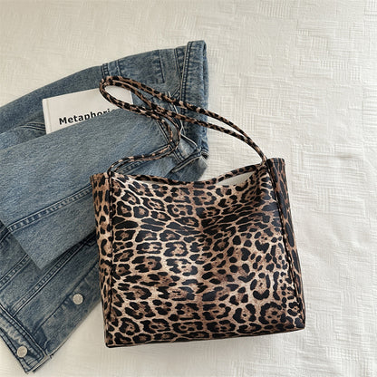 Fashionable leopard print tote bag