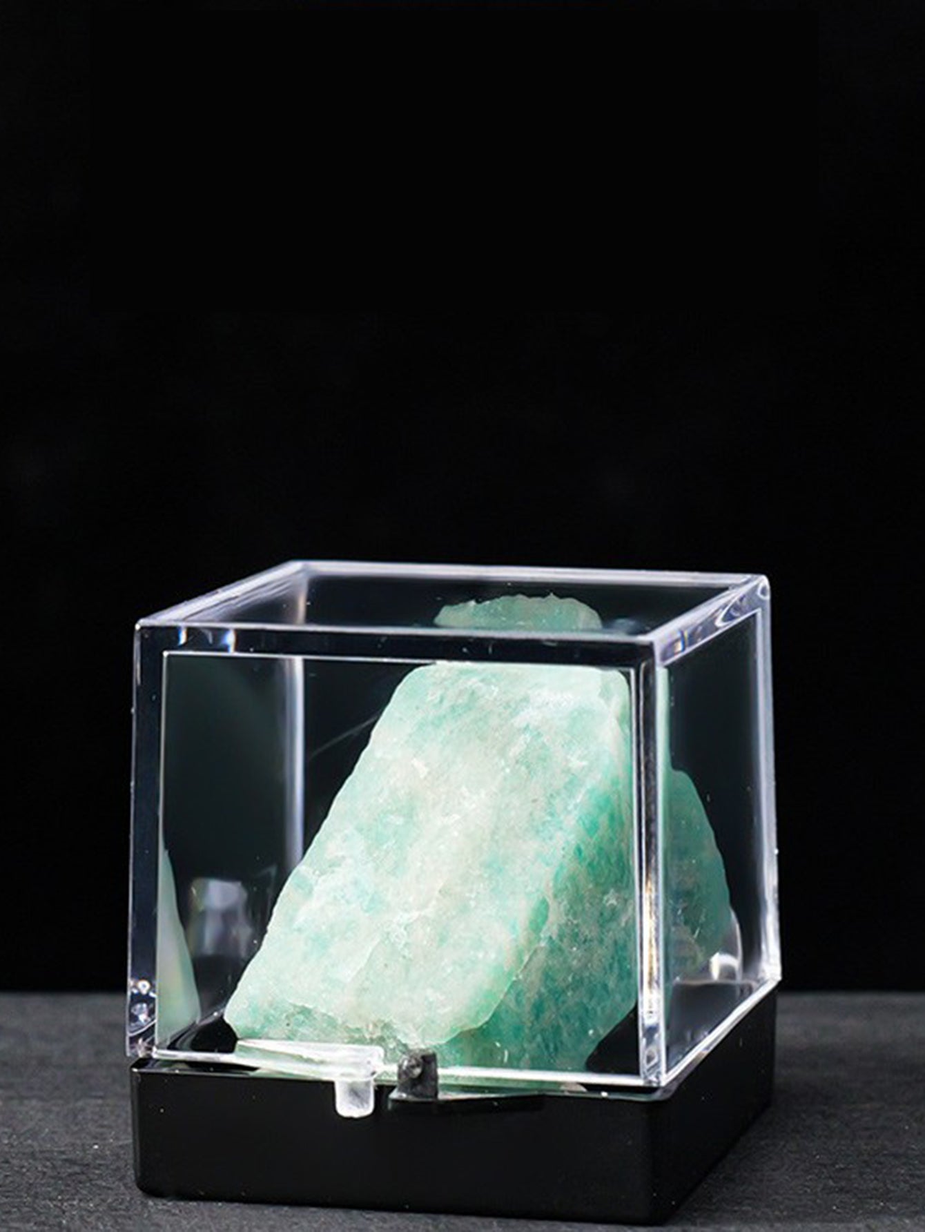Natural crystal ore specimen collection box