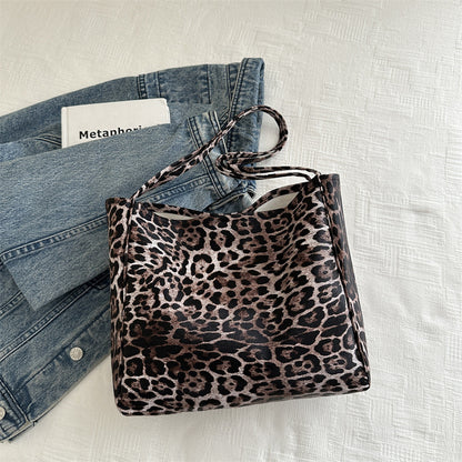 Fashionable leopard print tote bag
