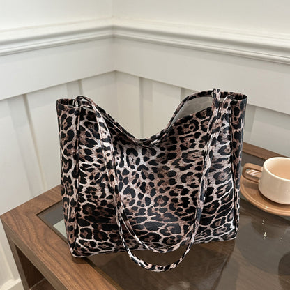 Fashionable leopard print tote bag