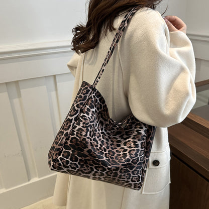 Fashionable leopard print tote bag