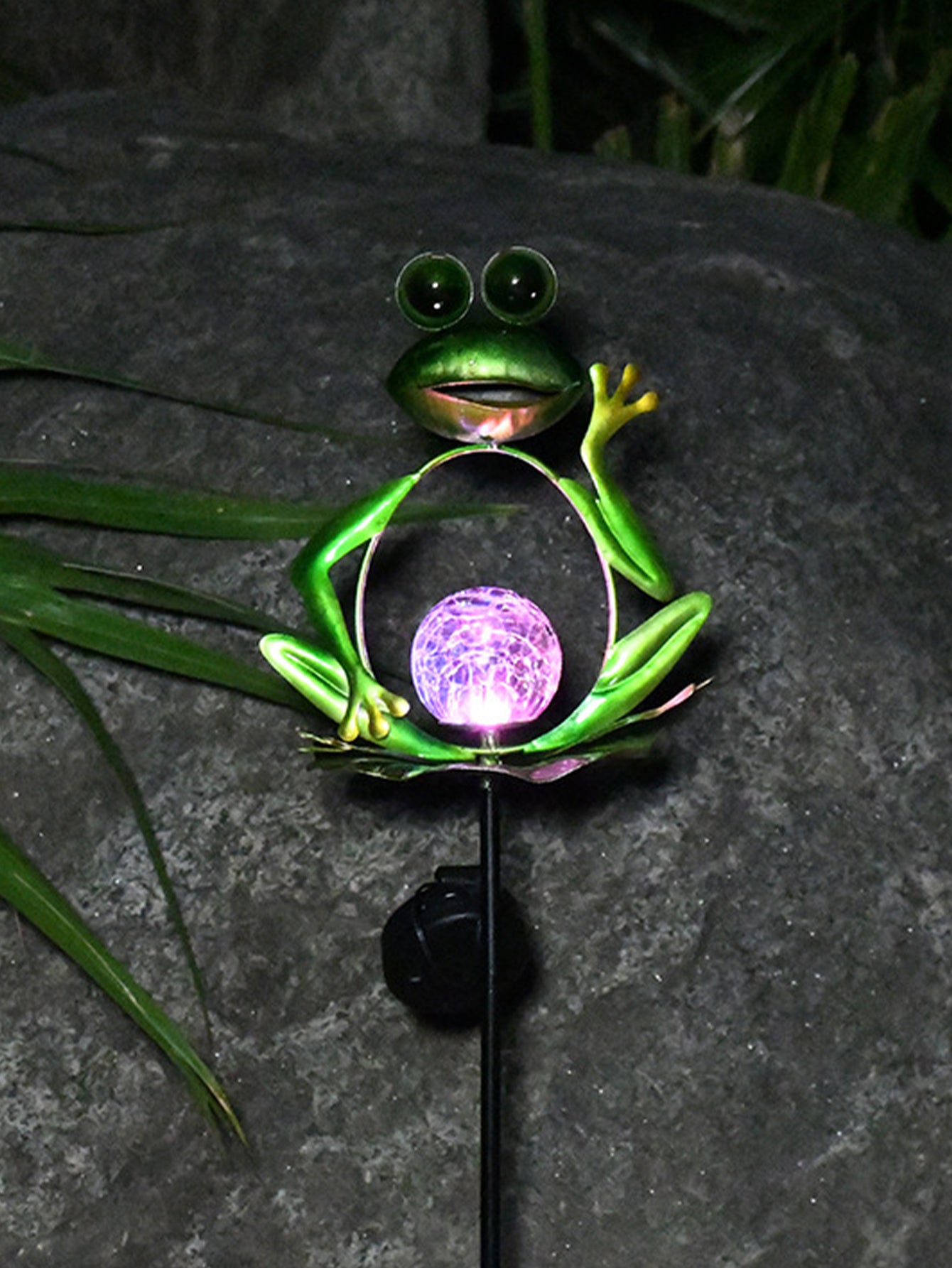 Solar Frog Iron Ground Light