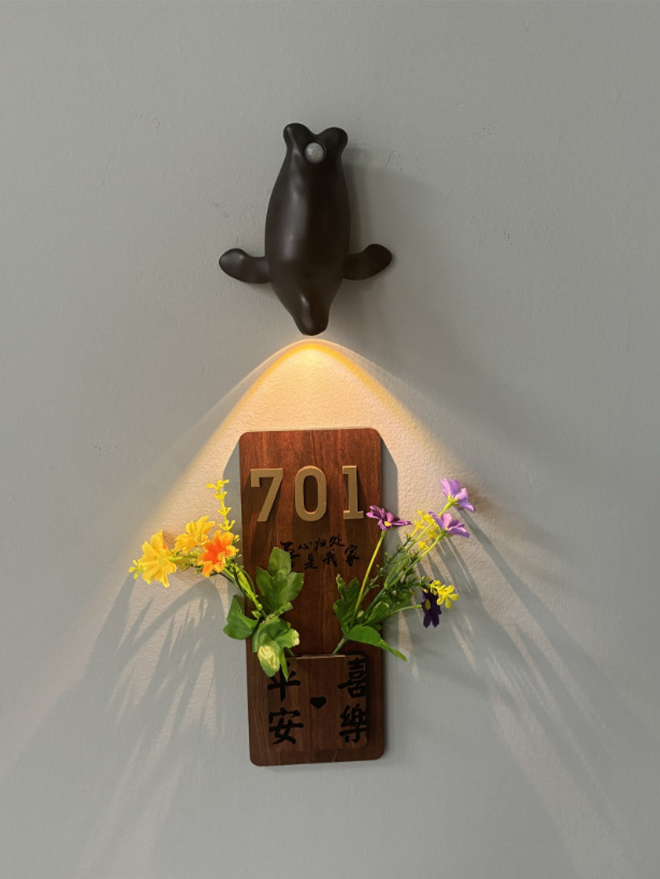 Smart induction doorplate light