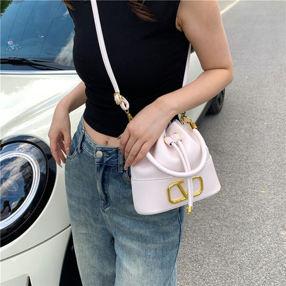 Fashionable simple shoulder messenger bag