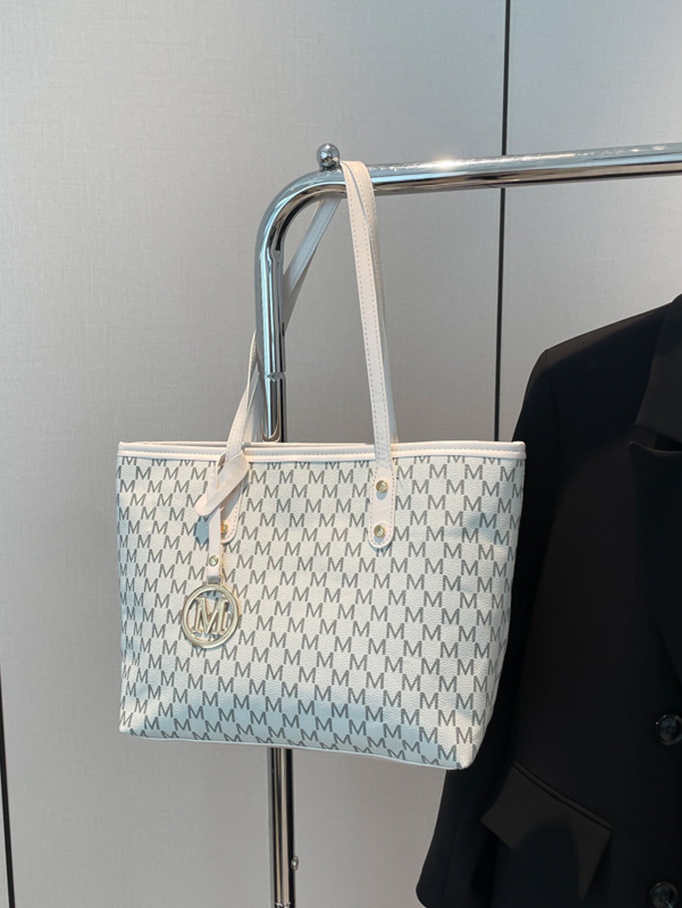 Fashionable retro commuter tote bag