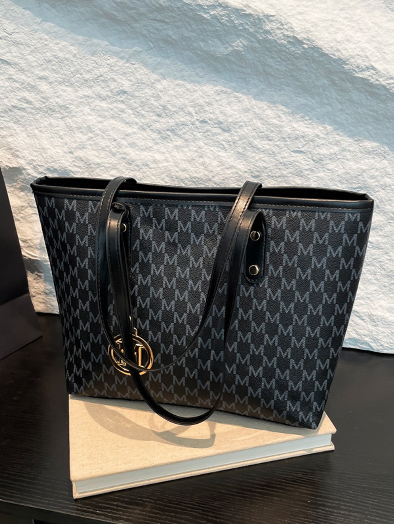 Fashionable retro commuter tote bag