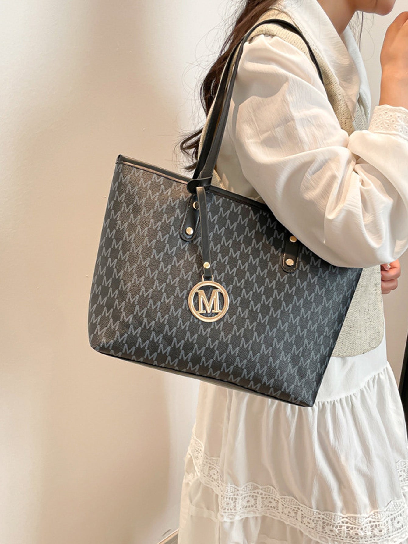 Fashionable retro commuter tote bag