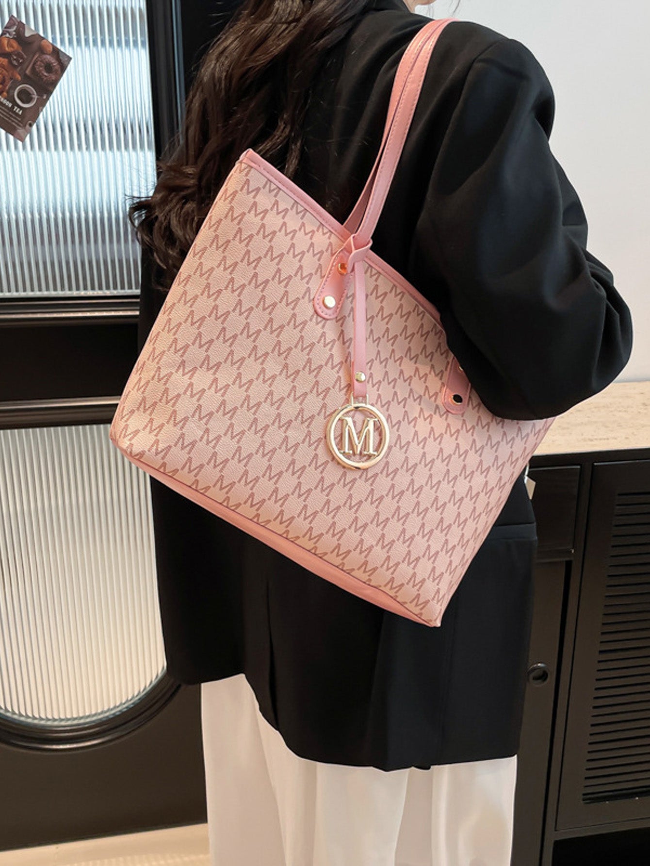 Fashionable retro commuter tote bag