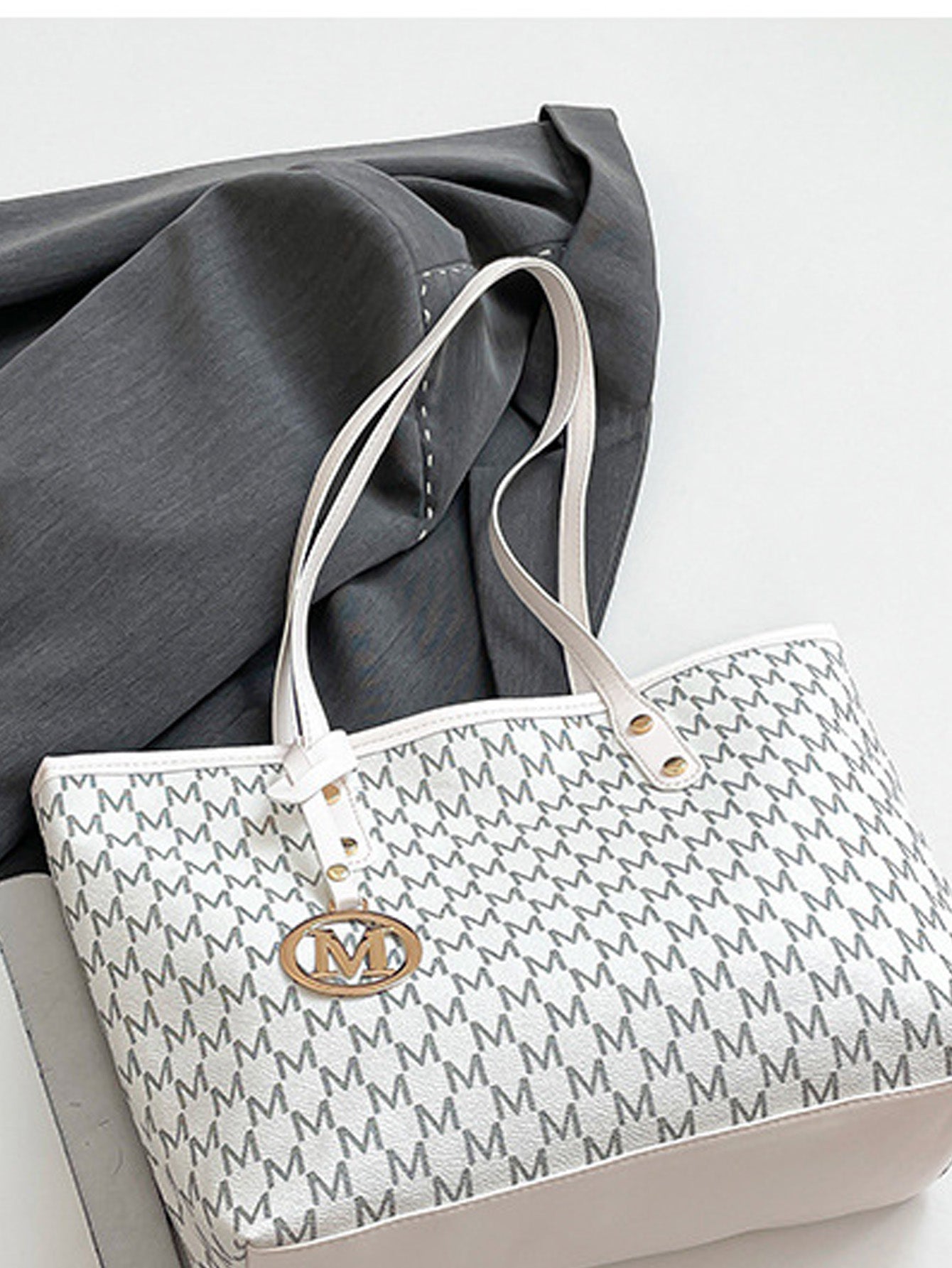 Fashionable retro commuter tote bag