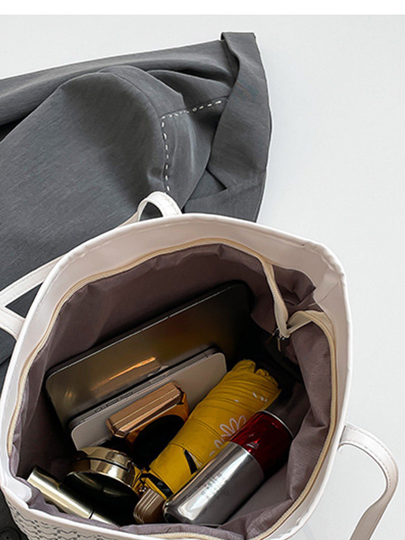 Fashionable retro commuter tote bag