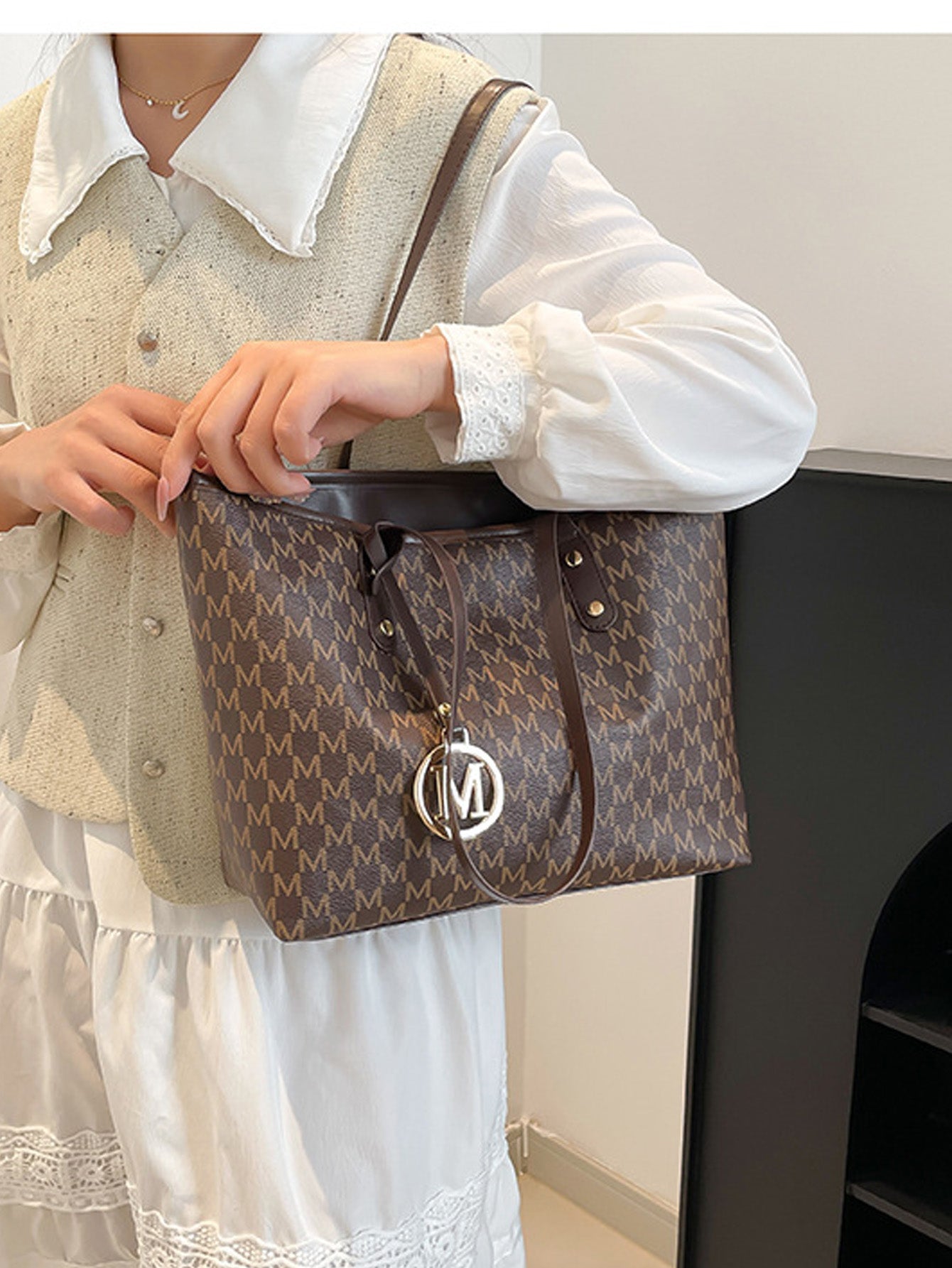 Fashionable retro commuter tote bag