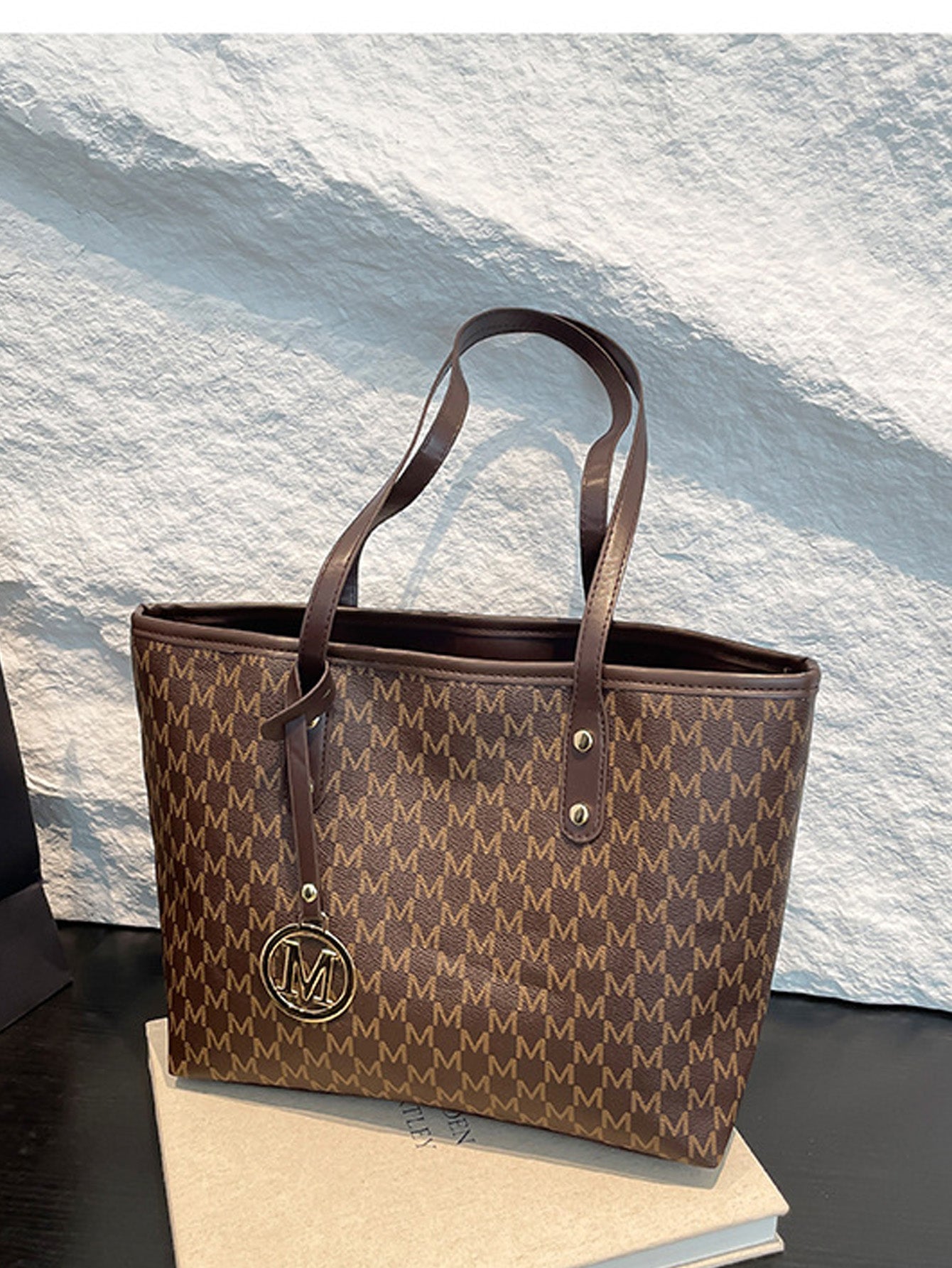 Fashionable retro commuter tote bag