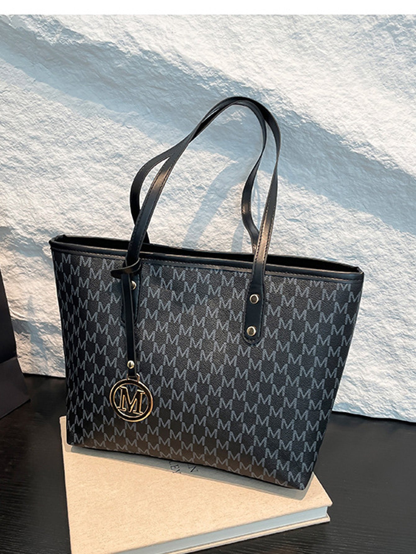 Fashionable retro commuter tote bag