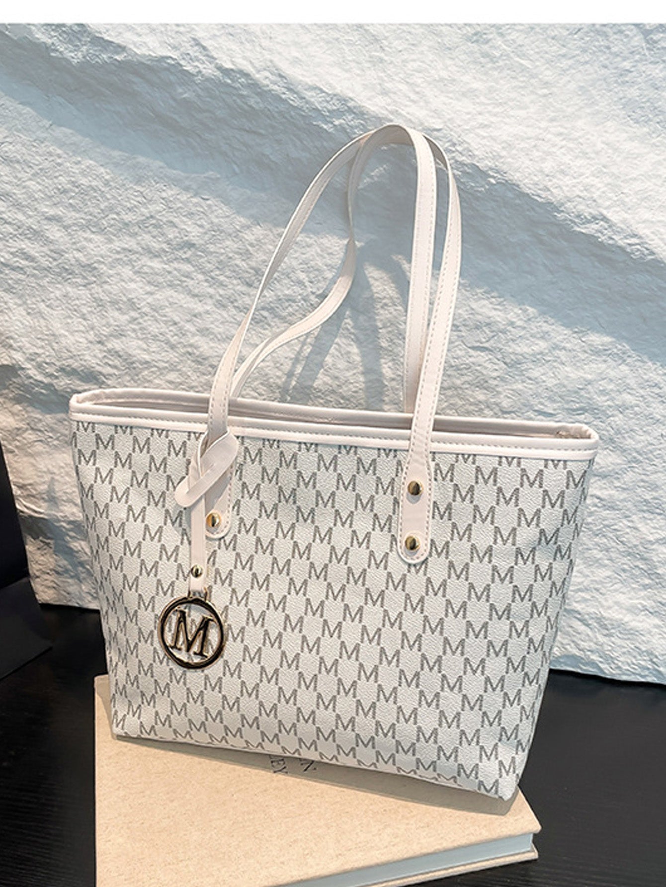 Fashionable retro commuter tote bag