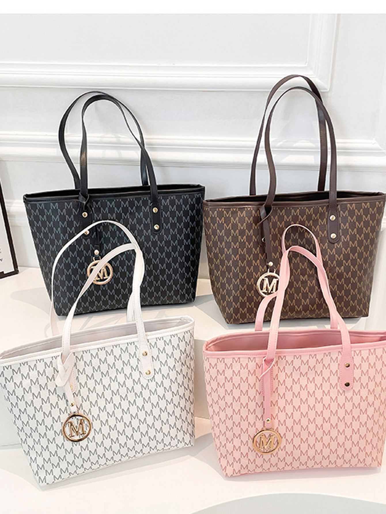 Fashionable retro commuter tote bag