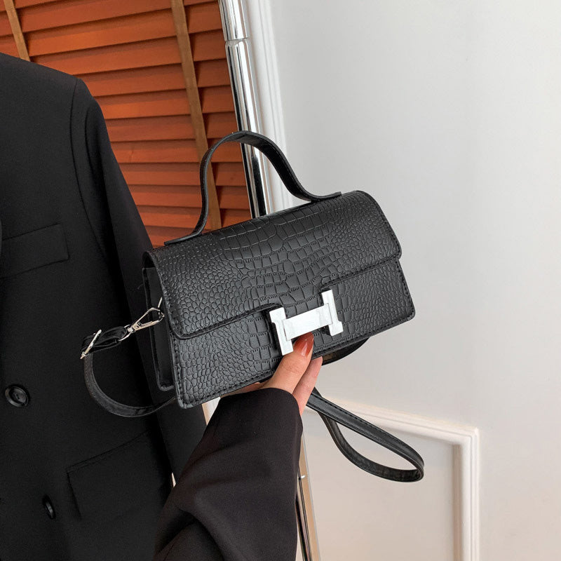Fashionable simple messenger bag