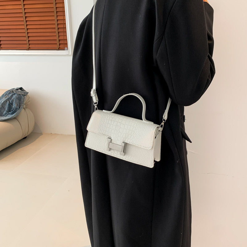 Fashionable simple messenger bag