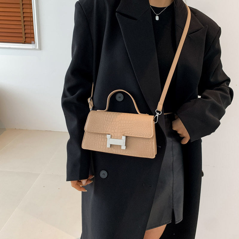 Fashionable simple messenger bag
