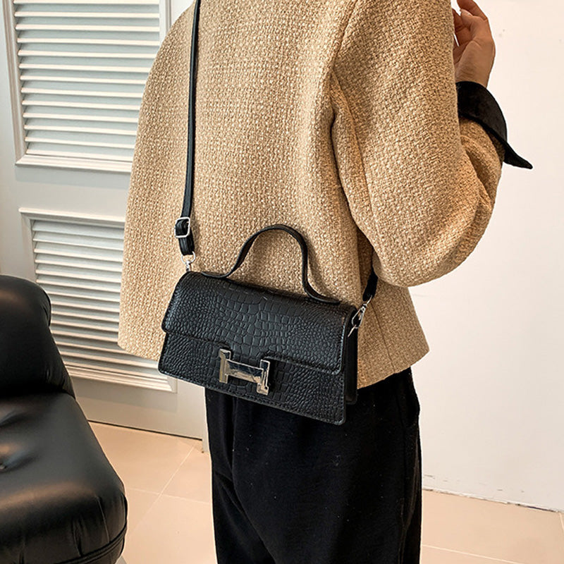 Fashionable simple messenger bag