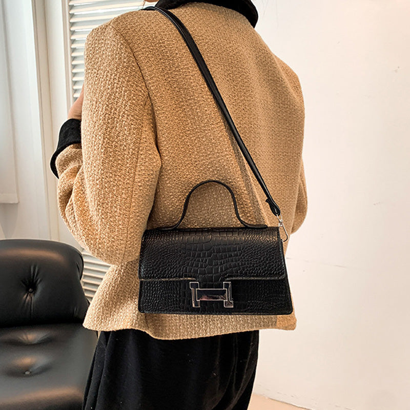 Fashionable simple messenger bag