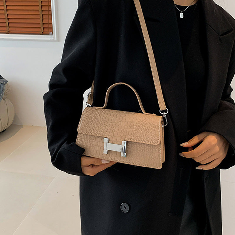 Fashionable simple messenger bag