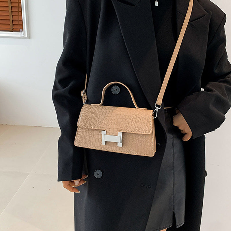Fashionable simple messenger bag