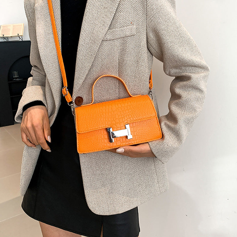 Fashionable simple messenger bag