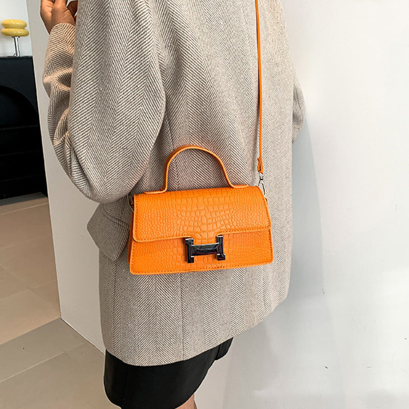 Fashionable simple messenger bag
