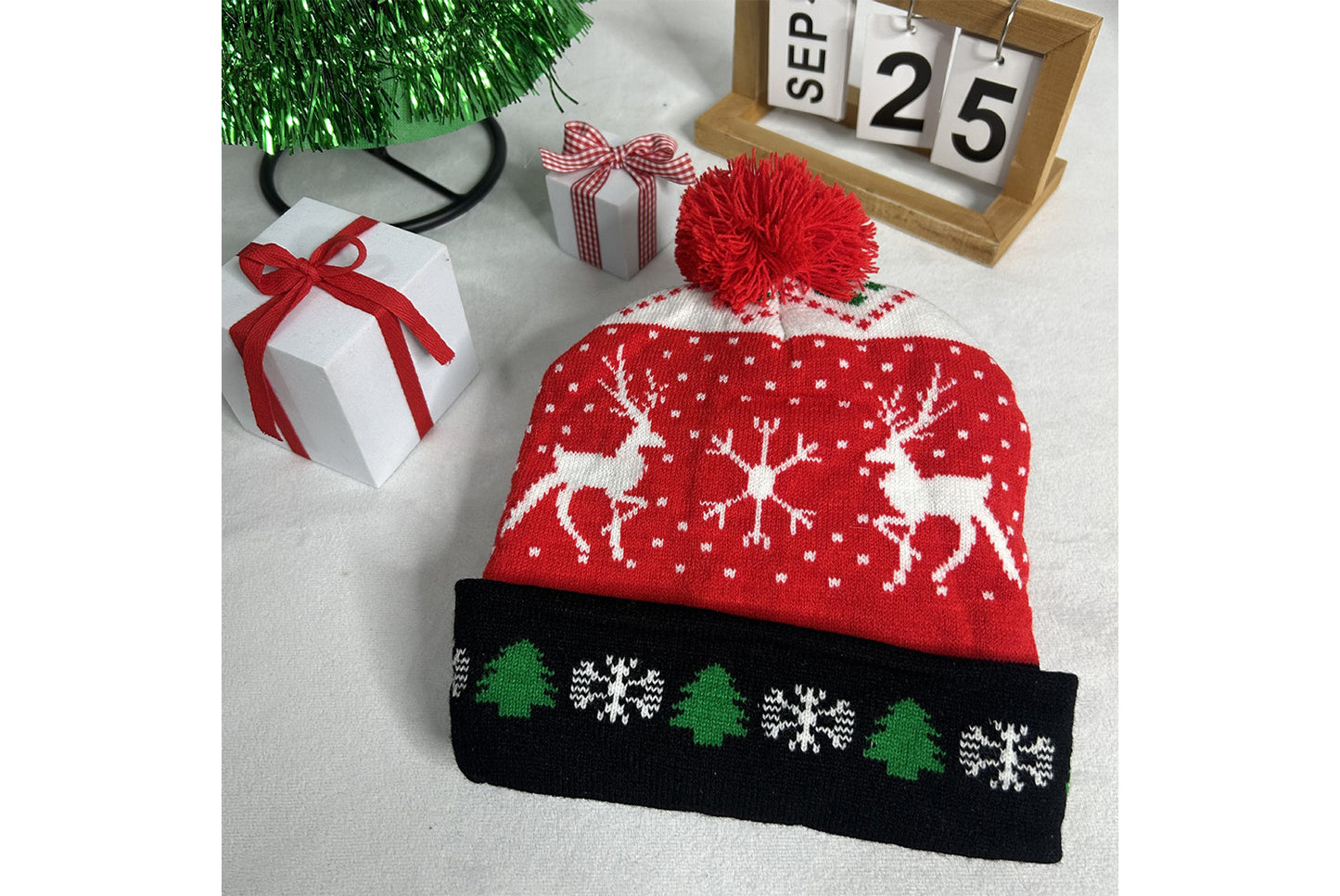 **Christmas LED Pom-Pom Knit Hat (Winter Warm Fold-Up Light-Up Hat)**