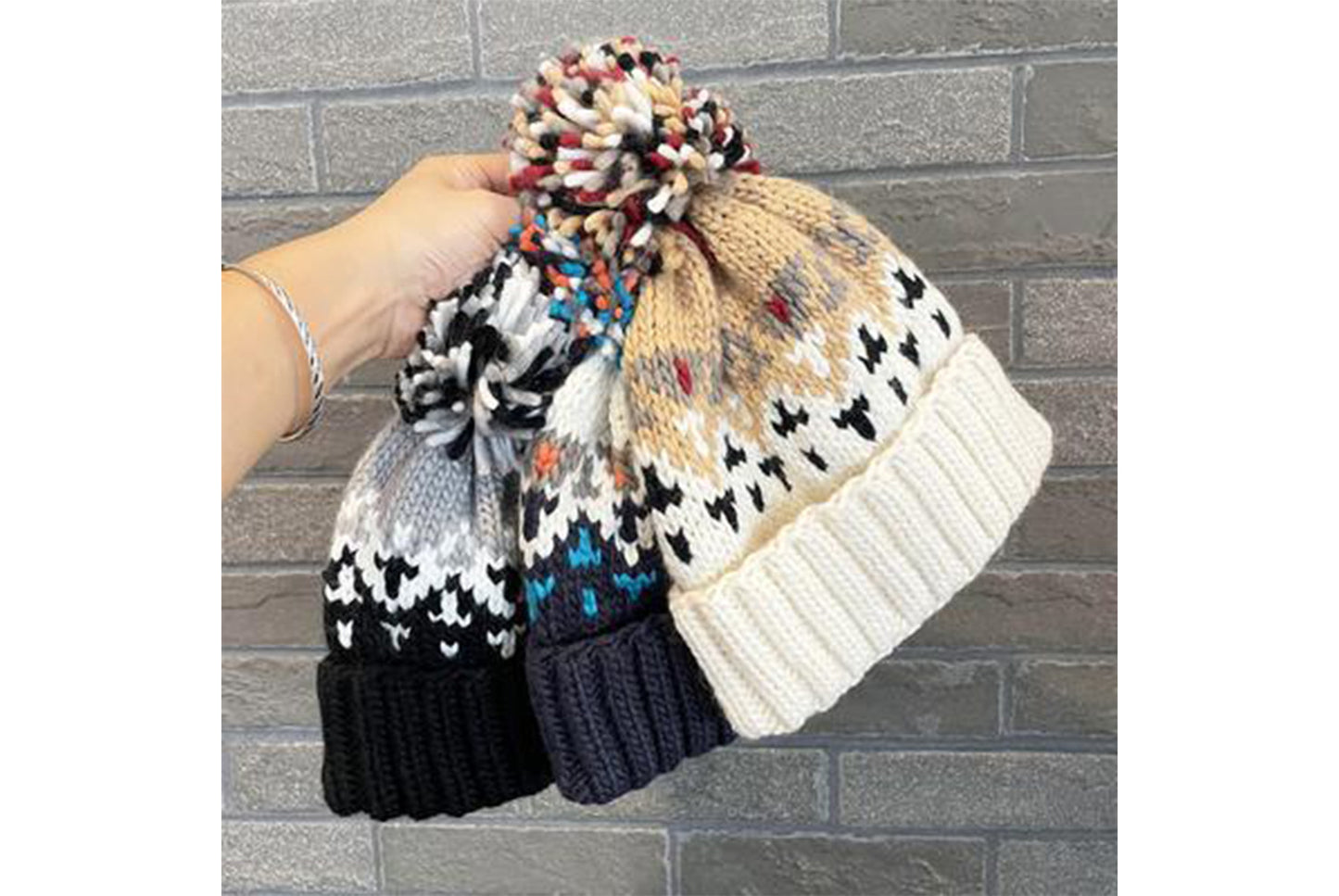 **Colorful Pom-Pom Knitted Hat (Autumn/Winter Warm Ear-Wearing Wool Hat)**