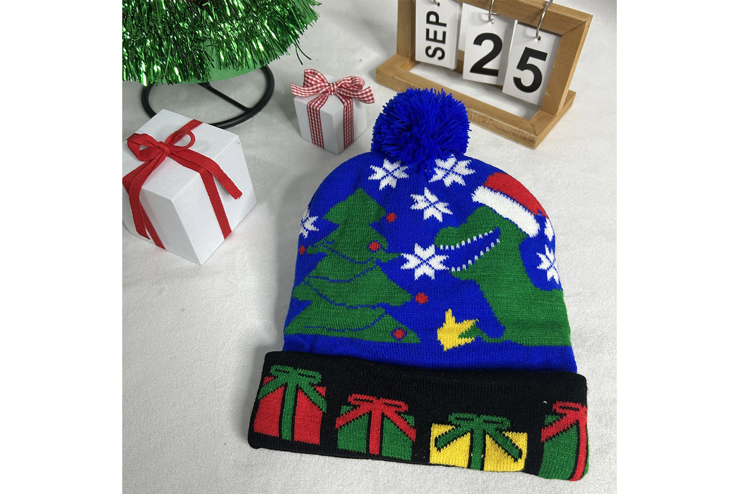 **Christmas LED Pom-Pom Knit Hat (Winter Warm Fold-Up Light-Up Hat)**